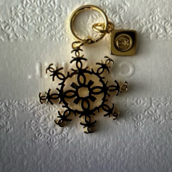 Chanel authentic charm, comes with box and unbranded chain, gold, plus ribbon - Picture 4 of 6